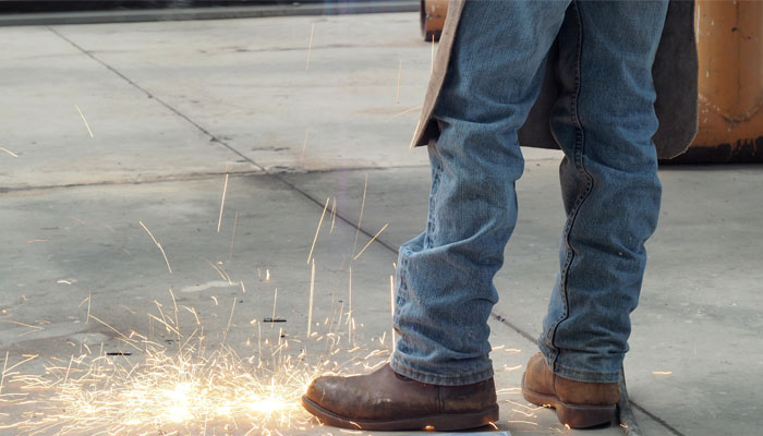 5 Tips Untuk Memastikan Sepatu Safety Anda Tetap Awet dan Efektif - Pentingnya Seleksi Sepatu Safety yang Sesuai untuk Pekerjaan dan Aktivitas Anda